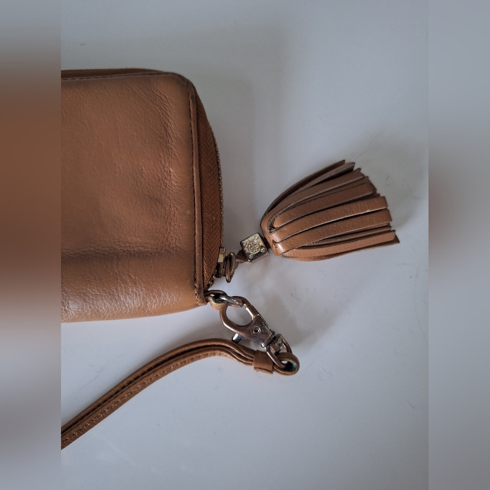 Tory Burch tan leather zip wallet/wristlet with a tassel - Picture 4 of 7